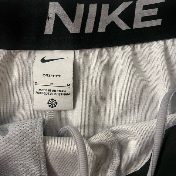 Two pair of Nike Dri-Fit Men’s Shorts Size Medium - Picture 5 of 8